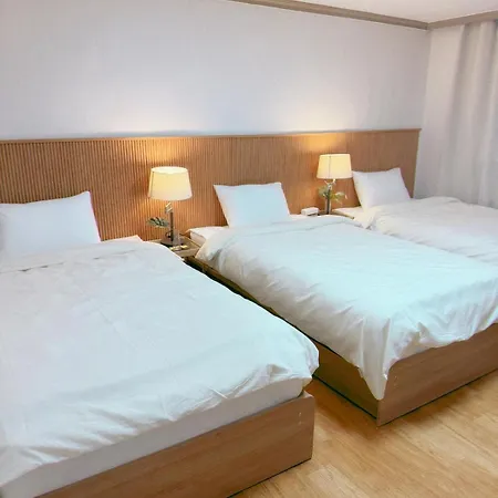 The Full House 10 Minutes Walk From Hongik University Station 5 Single Beds And Free Luggage Storage